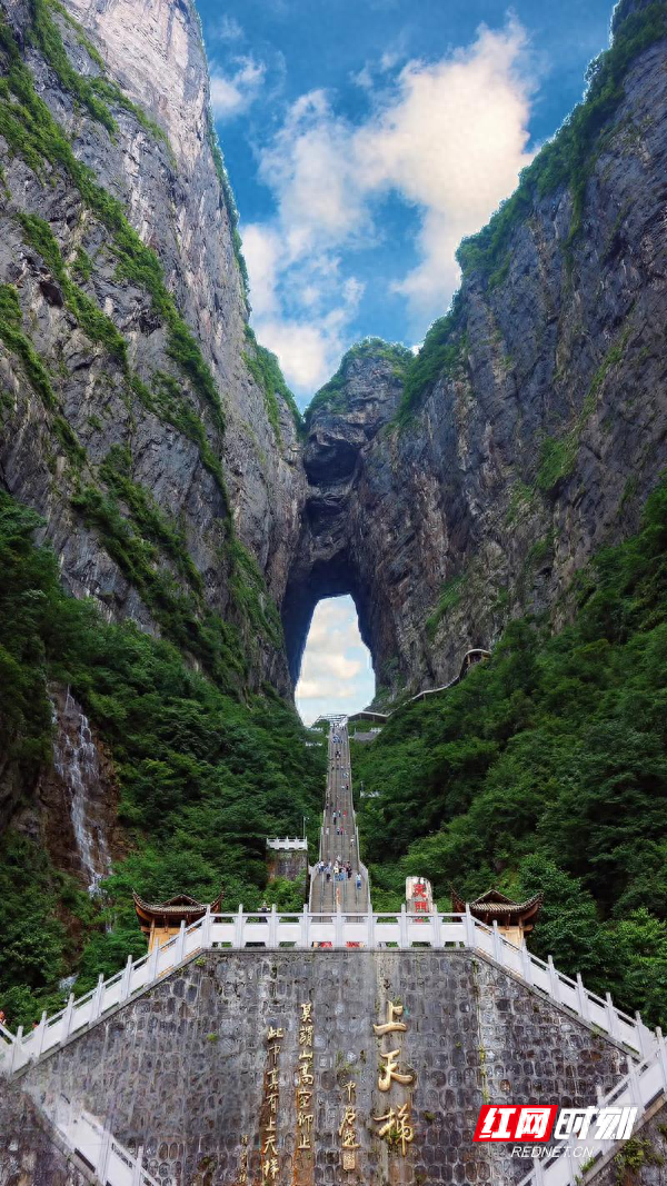 “跟着湘超游怀化”③丨奔赴怀化与张家界 邂逅一场“风花雪月”