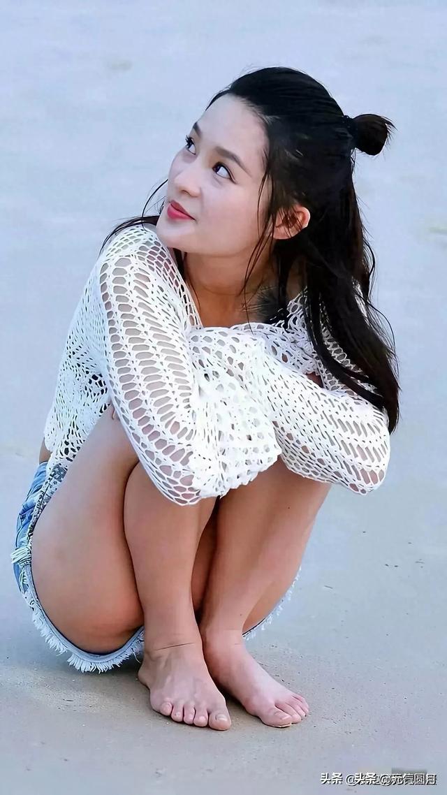 穿短裤千万别蹲下！李沁这好身材一览无余啊！当明星也真难