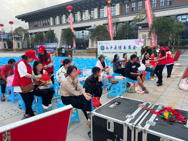 “志愿博南红”点亮2025云南·大理永平第十届博南文化节暨黄焖鸡美食节