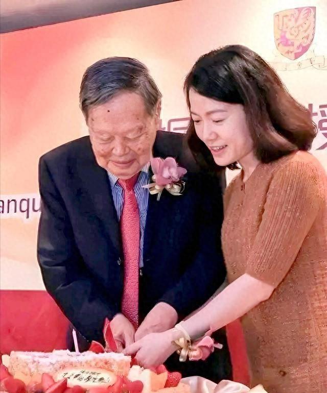 杨光宇赴八宝山送别父亲杨振宁！父亲走了，他仍会把翁帆当亲人