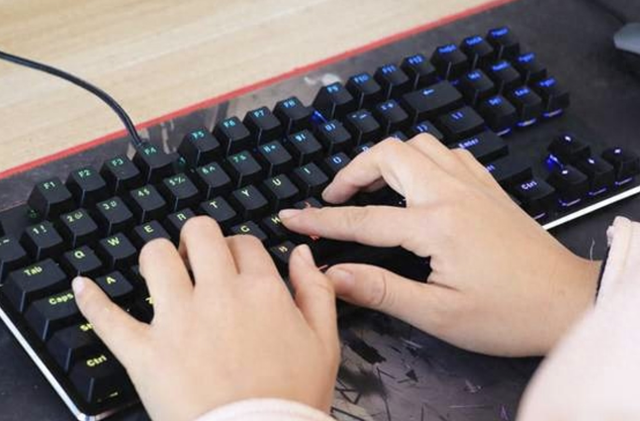 丈夫发消息给我：赶紧请假，别回家，来火车站找我，家里有7口人