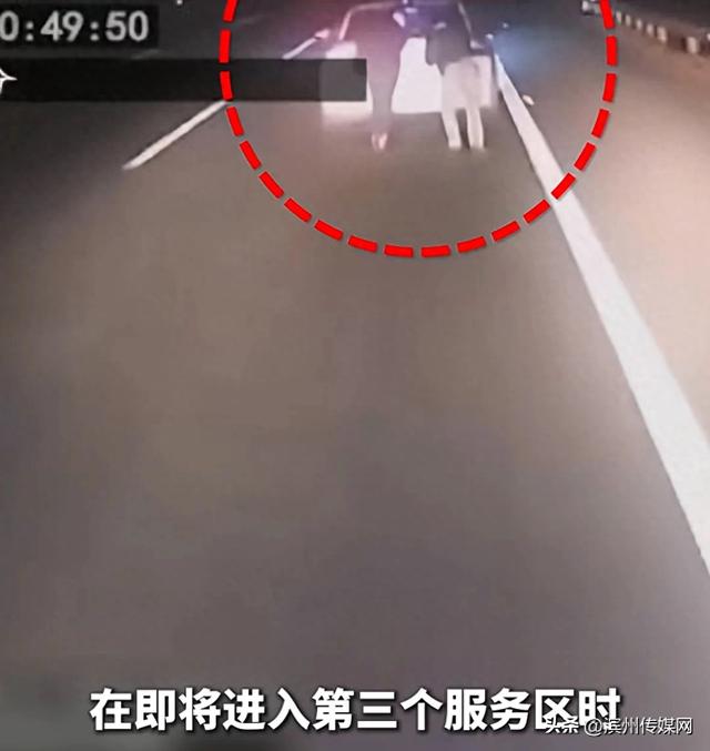 一新能源汽车高速上电量耗尽，2人慢车道上推车被撞身亡，距服务区约500米