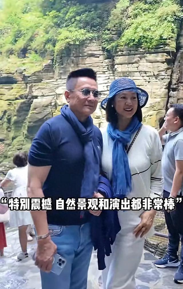 网友恩施偶遇70岁张志坚带老婆旅游，69岁妻子气质好显年轻