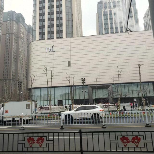 胖东来“三胖”今日试营业！现场排队数百米内部已限流，此前预计客流量达10万人，超市内部先睹为快→