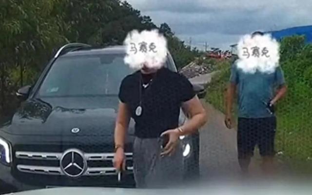 广西“亮证女司机”侯某某，28岁，系钦州市某汽车配件有限公司（民营企业）员工，官方详细通报