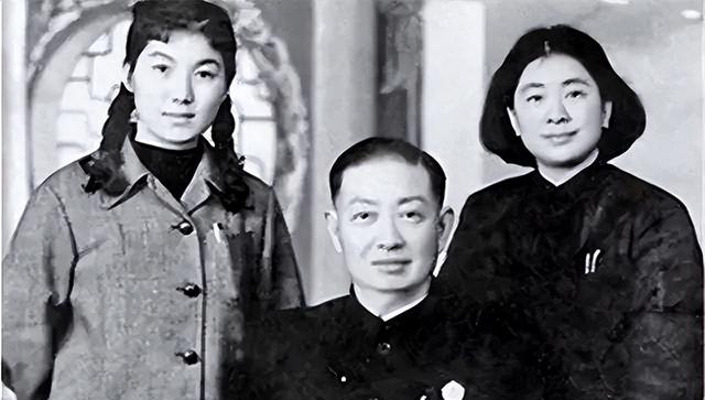 2女共同侍奉1夫,关系却情同姐妹,生前“三人行”,死后三人葬同穴