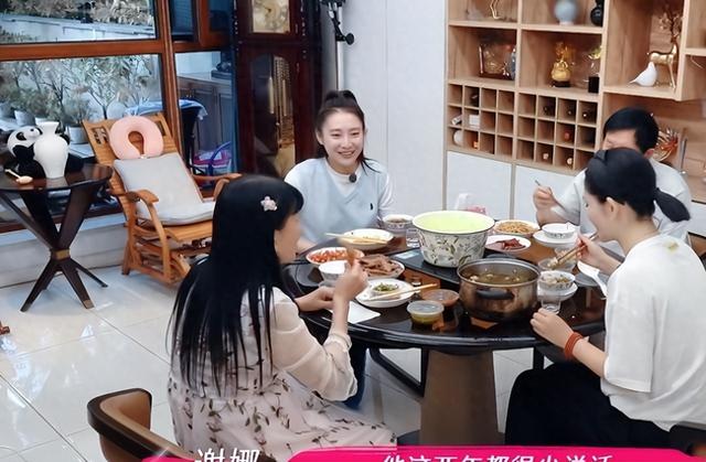 谢娜父母住中江2层大别墅，家里还有保姆	，花6000元请司机贵吗？