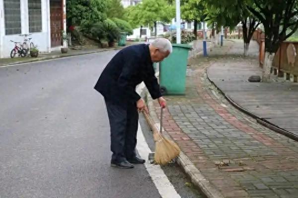 医生建议：70岁以上的老人，宁可天天玩手机，也不要随便做这4事