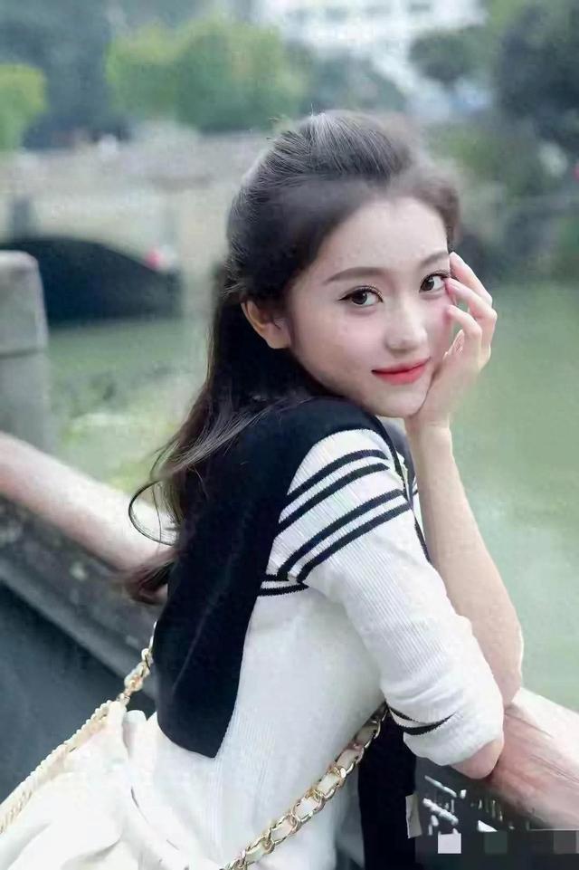 四川校花，美得让人窒息，朝气蓬勃