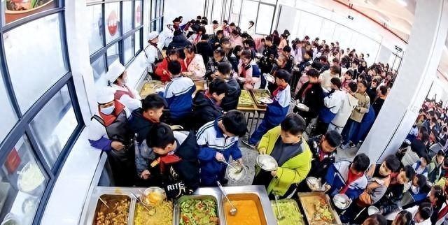 国家下死命令了	，在2027年底前，所有中小学必须告别“校外配餐	”