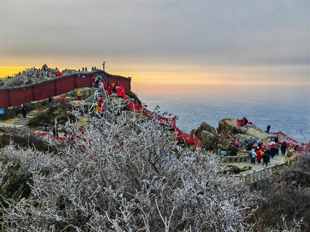 泰山之巅现雾凇奇观 银装素裹如仙境