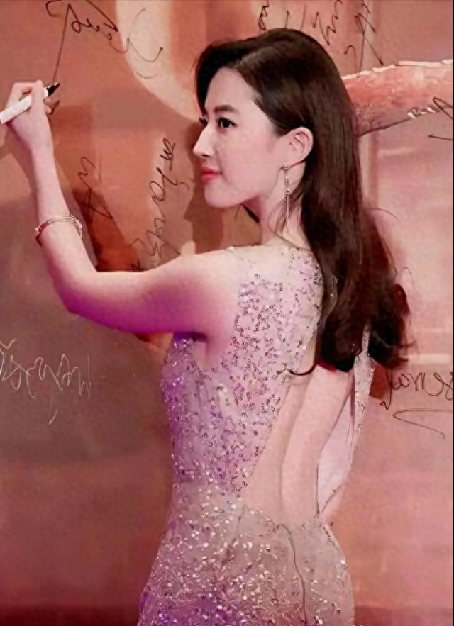 刘亦菲的腰臀比超级好！她大方露副乳 	，超级性感，超级美