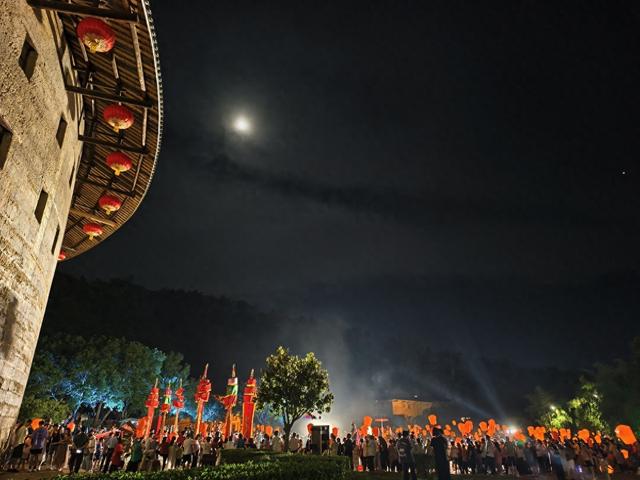 国庆小长假土楼景区“热力全开” 游客量达28.41万人次