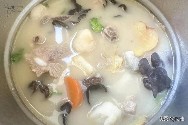 旅居大理,偶尔也会自己动动手,最近做的是它:排骨芋艿汤