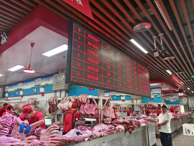 今年“贴秋膘”，拉动了猪肉供应量，但没拉动价格