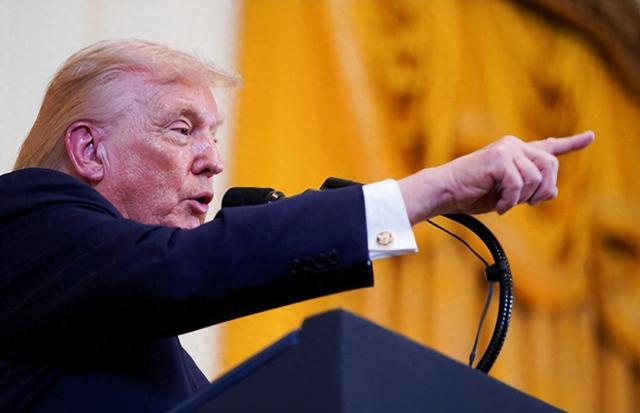 断粮式封锁！特朗普重兵围堵委内瑞拉，逼其归还“被盗石油”