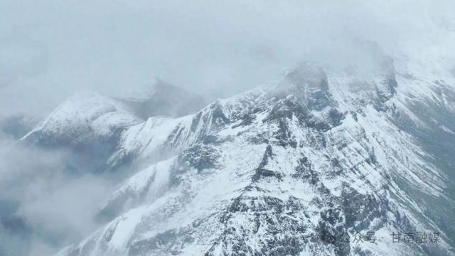 八月飞雪！扎尕那那黑卡银装素裹引人入胜