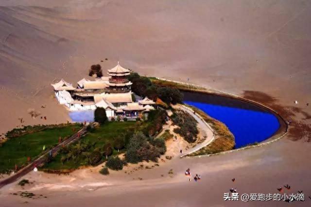 敦煌月牙泉：大漠中不沉的翡翠