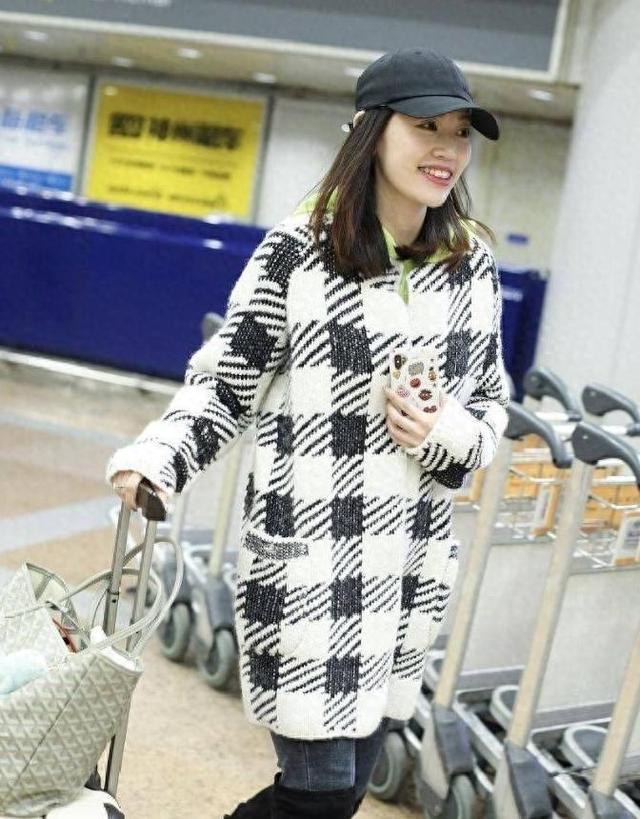 马蓉离开王宝强9年后更美了，走机场不忘秀玉女腿，越活越像明星