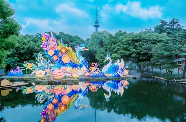 逛灯会 冷色调氛围灯组送清凉 众多灯组为市民和游客构建起独特的视觉与情感体验