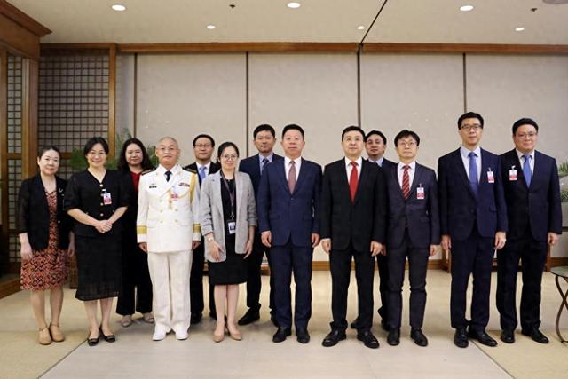 中国大使抵达菲律宾，下飞机后说了2句话	，马科斯支持率下跌14%