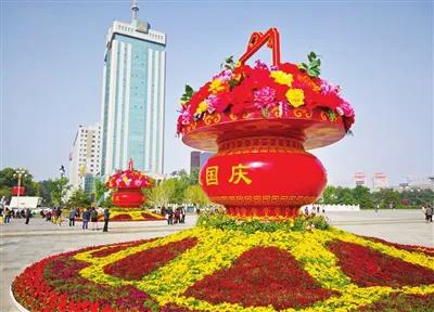 国庆假期的五一广场花团锦簇，满目皆景