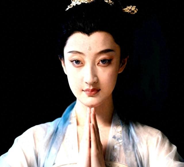 一个很奇怪的现象：人的长相	，是根据她的内心神韵显化的