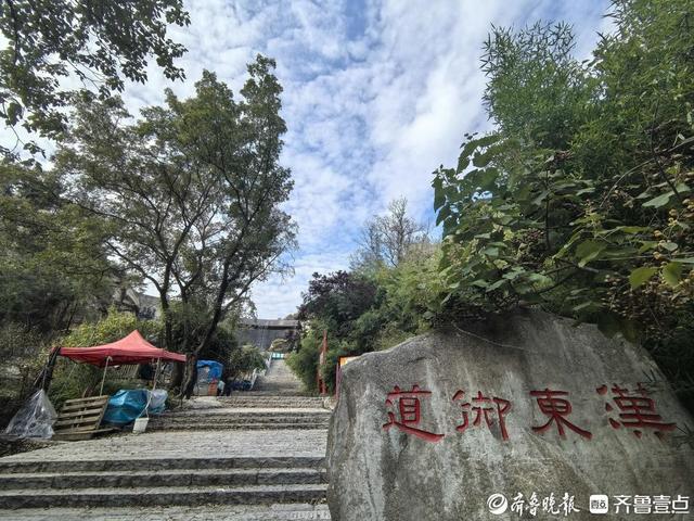 探秘泰山东御道：古道浸秋韵，溪流伴密林，保洁员日行近20公里护清幽