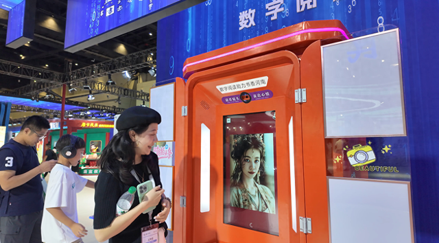 逛展也能上头条？孟加拉游客在数博会玩转新科技