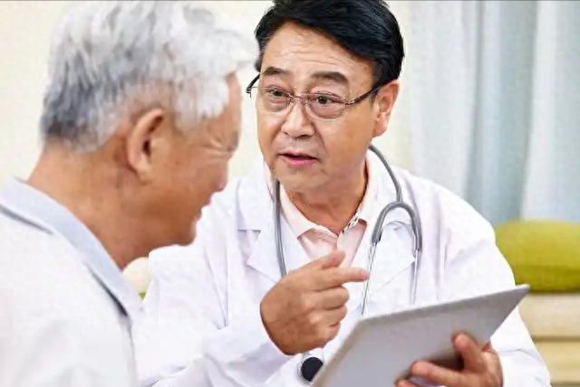 医生提醒：80岁以上的高龄老人，宁愿出去串门，也别做这5件事！