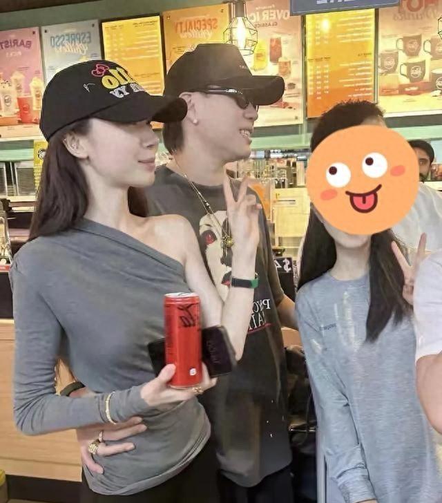 易梦玲公开恋情后首开工	，穿皮衣长外套露大长腿，胡彦斌太有福了