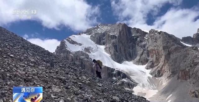 遇见你丨90后女孩坚持三年爬山捡垃圾 身披“塑料瓶铠甲”走路带风