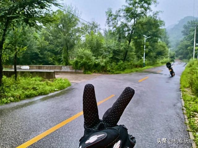 文字版【润在北京】山水林弯小山谷，溪水潺潺麻松路