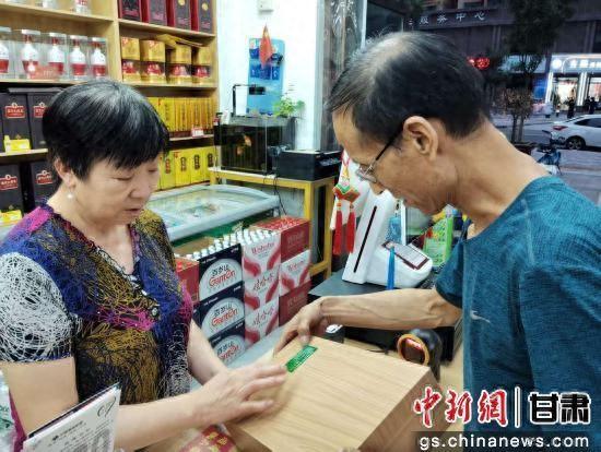 兰州老街旁零售铺：游客身边的“多面手”
