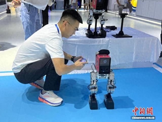 广博会：百款机器人献智趣盛宴  “秀” 出智能未来
