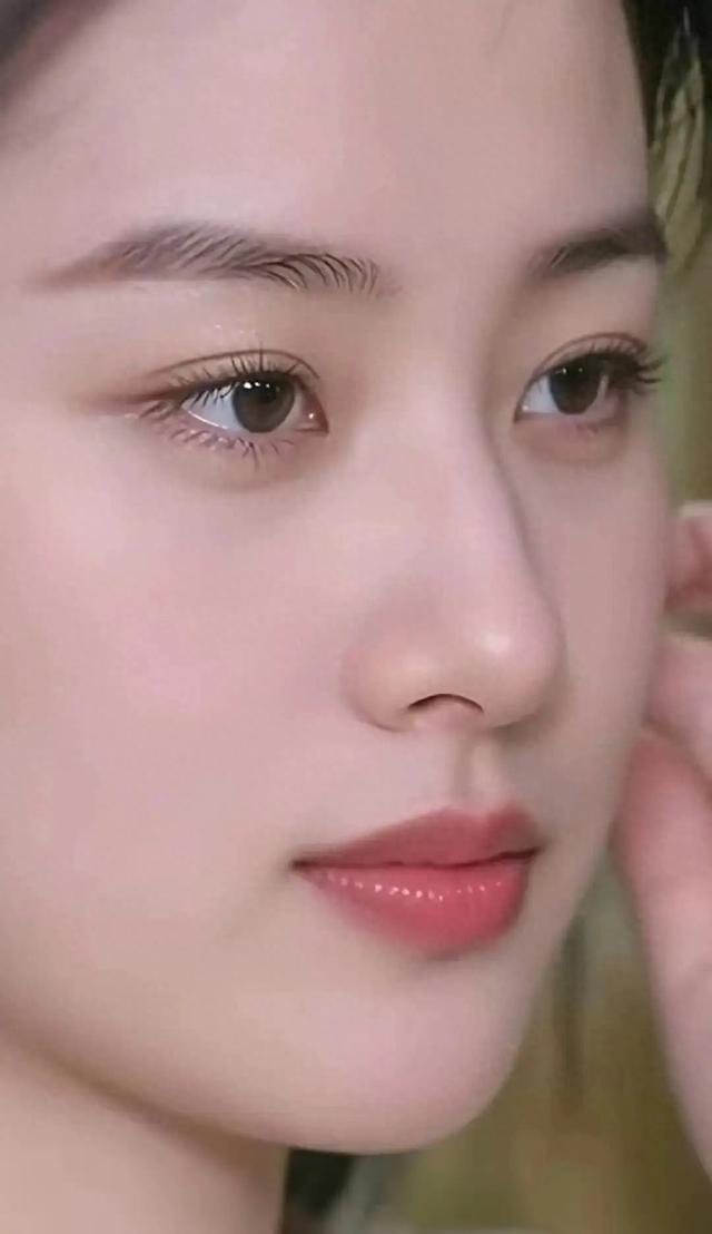 五官真漂亮,特别是鼻子很好看,绝世佳人