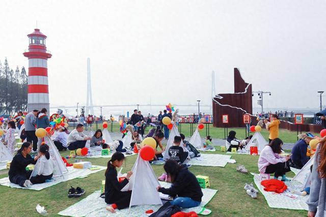 生态与文化共融 绘就城市文明新图景 “芦汀烟晚·江畔流光”秋日赏芦活动在南京鱼嘴公园举办