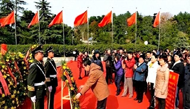将毛主席遗体敬送韶山安葬，让他落叶归根，入土为安，该多好啊