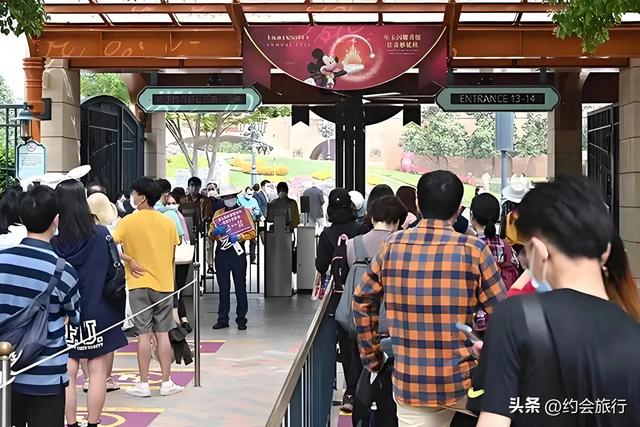 上海迪士尼到底凭啥?又挤又贵差评还多,游客却挤破头了?