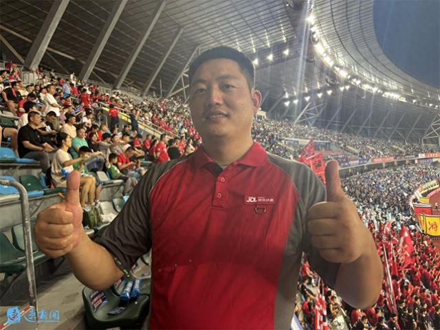 主场内外看“苏超”·热力直击丨宿迁加油！快递小哥来助威