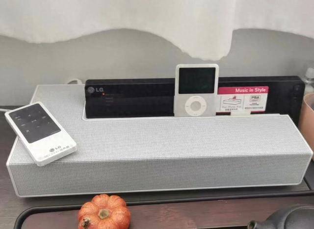 100多元的LG蓝牙音箱，内置6节5号电池槽，还带遥控器