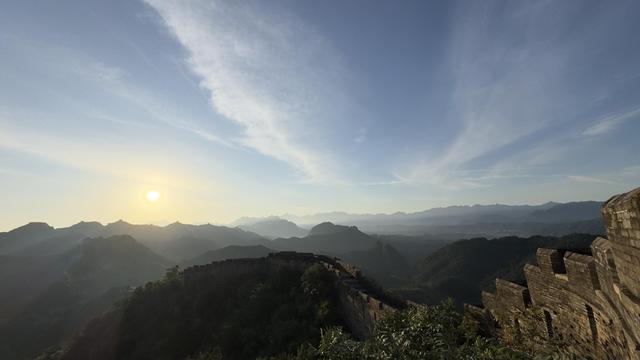 云蒸霞蔚，流光溢彩！金山岭长城晨景壮美如画