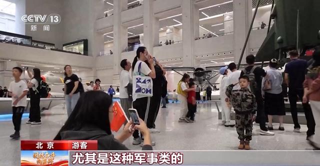 抗战题材摄影展上新，国庆假期军博迎来观展热潮