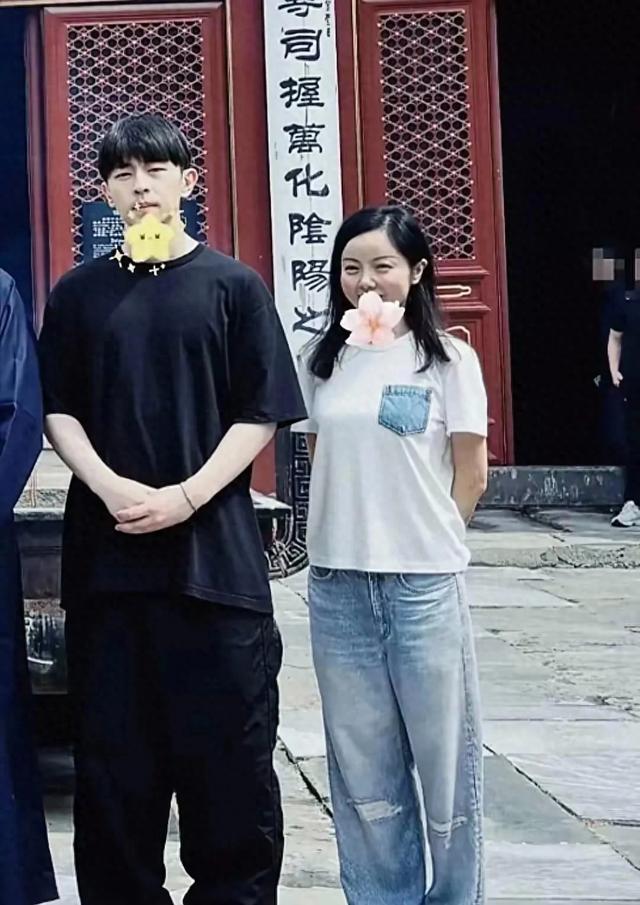 邓伦去北京寺庙祈福被偶遇，一身黑色打扮，双手放在肚子上很拘束