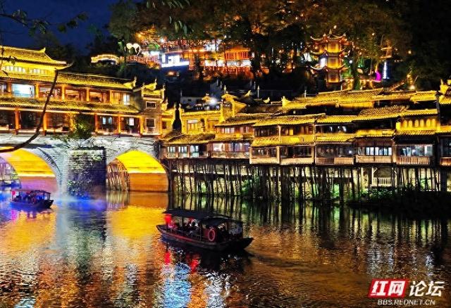 秋游时刻丨凤凰夜色美：泛舟沱江，沉醉古意浪漫