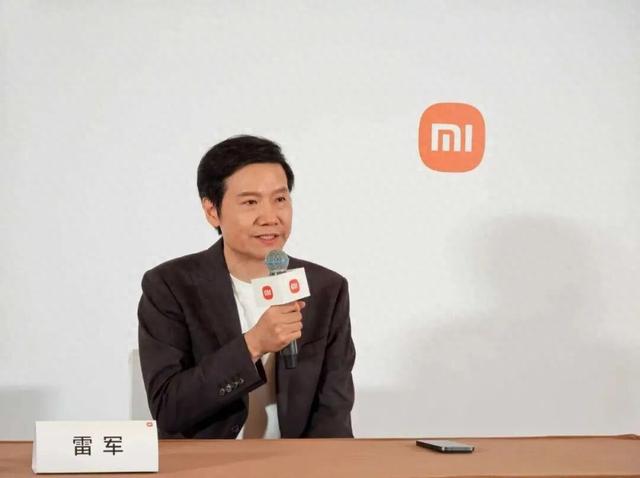 55岁雷军，2小时演讲后持续高能量输出，又说了这些关键信息