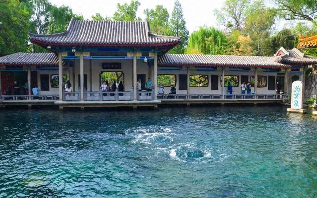 济南趵突泉放大招！“水涌若轮”奇观霸气回归，网友：这泼天的流量接稳了~