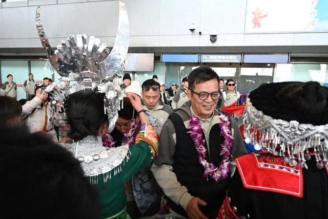 昆明冬日氛围感拉满！跟着香港明星足球队，解锁翠湖海鸥+梧桐黄墙的浪漫剧本