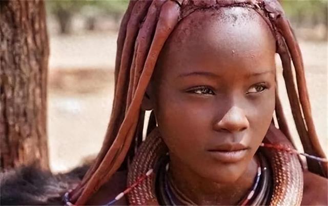 小泥人城镇攻略（非洲纳米比亚红泥人女人一生都不洗澡）