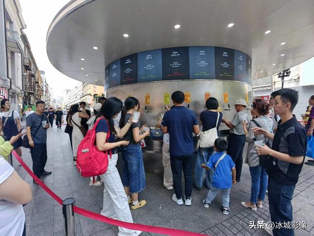 中央大街超大酒桶成网红景点，南方游客排队打卡